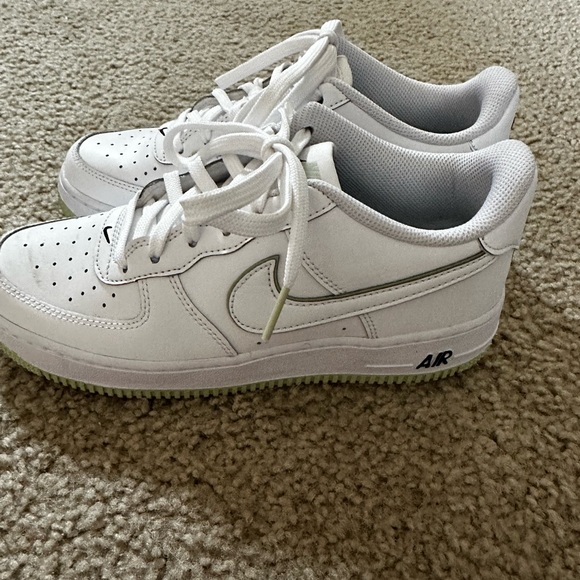 Nike Air Force 1 white shoes - Picture 1 of 4